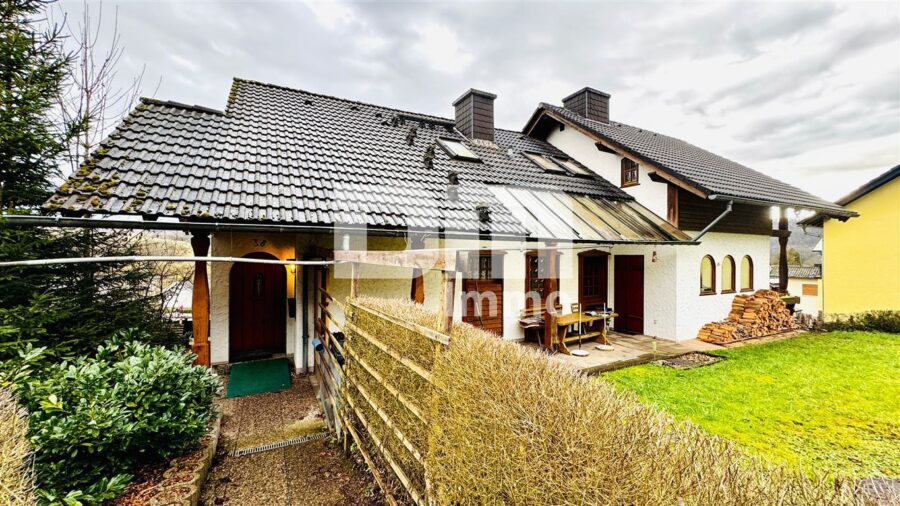 Hochwertiges 1-2 Familienhaus mit großem Garten in erhobener Ortsrandlage mit Panoramablick - Frontansicht